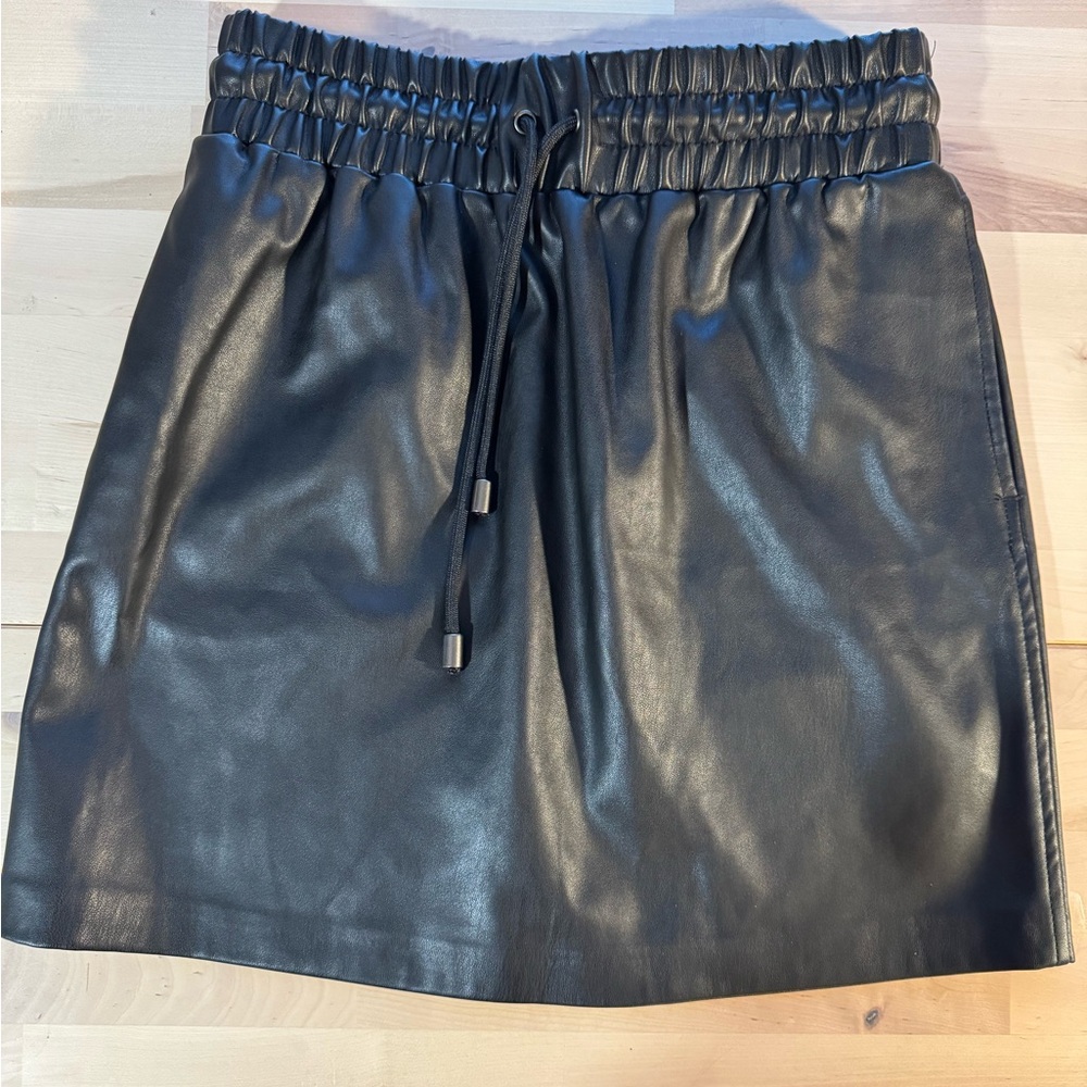 Topshop US size 4 Black faux leather mini skirt with drawstring waist & pockets